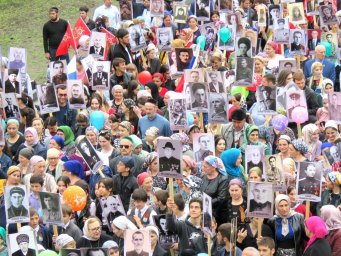 Работники культуры прошли в Бессмертном полку в Малгобеке