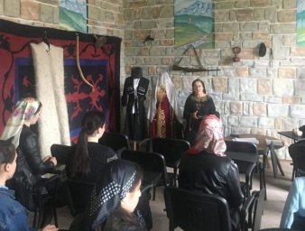 ​В Сунженском РДК прошла лекция в школе ингушских адатов для девушек.