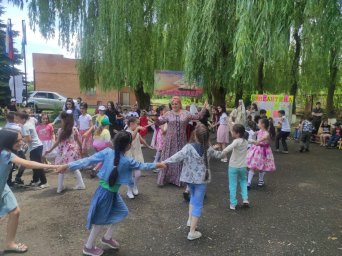 Артисты Культурно-досугового центра города Малгобека выступают с концертами в пришкольных лагерях отдыха детей