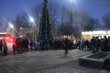 У главной городской ёлки г. Карабулак проходят новогодние массовые гуляния
