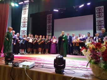 «И достиженьям рукоплещет мир»