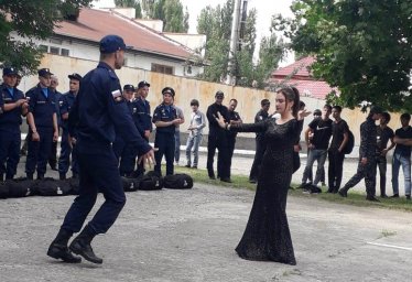 Концерт солистов Сунженского ДК для новобранцев
