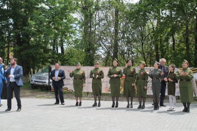 Артисты КДЦ г. Малгобек поздравили жителей города с Днем Победы