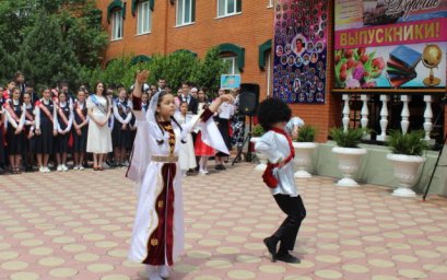 Ансамбль "Таргим" выступил на "последнем звонке"
