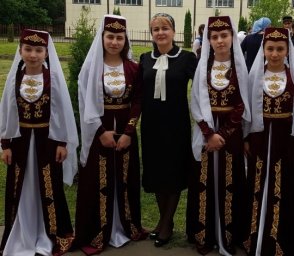 Руководитель ДК с.п. Долаково Манкиева З.Н. пожелала выпускникам  доброго пути в жизни