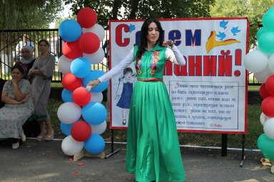С началом нового учебного года  школьников поздравили  работники КДЦ г. Малгобек.