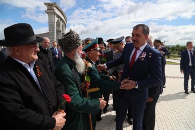 Глава Ингушетии почтил память погибших в годы ВОВ на Мемориале памяти и славы в Магасе