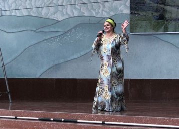 "У вечных гор живущая страна."