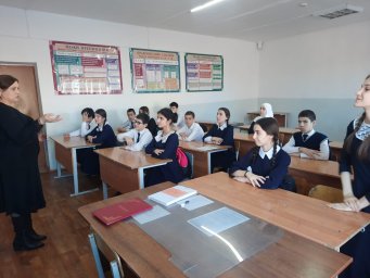 Работники Дома культуры города Карабулака провели со школьниками беседу, посвященную 252-й годовщине единения Ингушетии с Россией