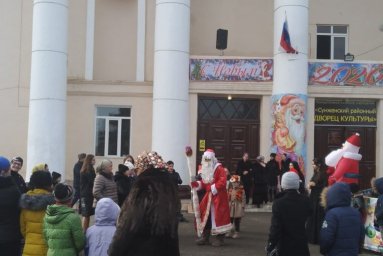 На площади перед Сунженским РДК прошло театрализованное представление «В гостях у елки»