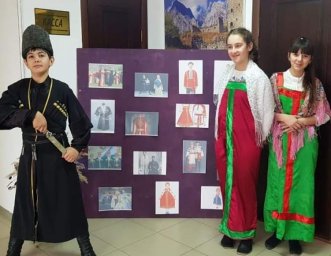 ​В ДК Зязиков-Юрт прошло увлекательное знакомство с русским и ингушским национальными костюмами.