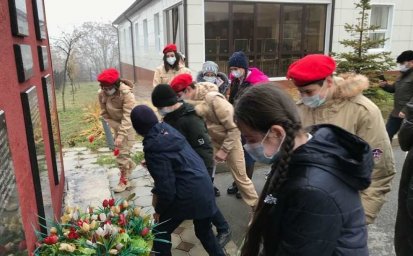 Цветы к подножию мемориала