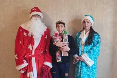 В Алхастах поздравили с Новым годом детей с ограниченными возможностями здоровья и детей участников СВО В Алхастах поздравили с Новым годом детей с ограниченными возможностями здоровья и детей участников СВО