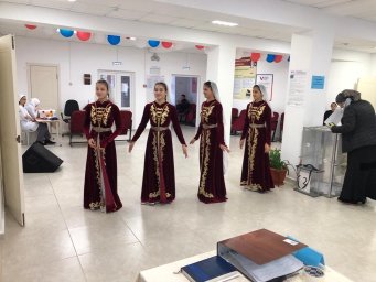 ​Концертную программу «Думай! Действуй! Выбирай!» подготовили в Доме культуры сельского поселения Сурхахи