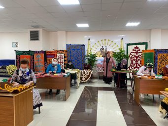 В РДНТ прошел мастер- класс по войлочному ковроделию