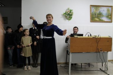 Работники КДЦ г. Малгобек поздравили гимназию с 20- летним юбилеем