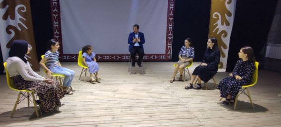 ​Актер Мухажир Долаков провел мастер-класс для воспитанников театральной студии Дома культуры сельского поселения Зязиков-Юрт
