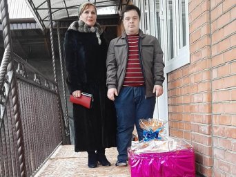 Визит директора ДК с.п. Алхасты в семью инвалида детства