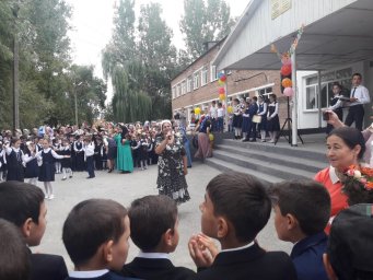 Работники КДЦ г.Малгобек провели техническое обслуживание на школьных линейках.