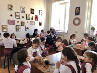 В ДК с.п. Сагопши девочки обучаются мастерству вязания