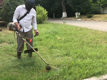 В КДЦ г.Малгобек прошел субботник по уборке территории.