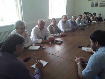 Директор РДНТ И. Евлоев и руководители КДУ на встрече с министром культуры