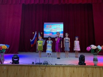 "Славься, Отечество наше свободное!".