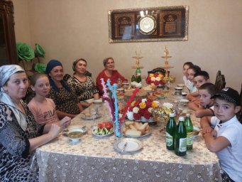 Работники ДК с.п. Алхасты поздравили семью юбиляров