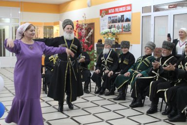 Артисты Малгобекского ГДК выступают с концертами на избирательных участках