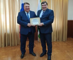 Директора РДНТ А.А. Эсмурзиева с Днем рождения поздравил Председатель Правительства РИ В.В. Сластенин