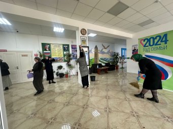 Работники Сунженского РДК провели у себя субботник