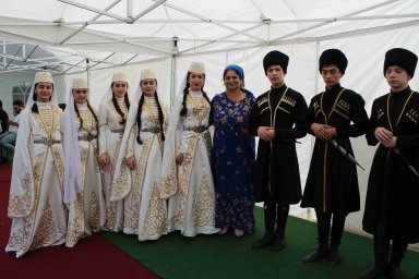 Работники КДЦ г.Малгобек приняли участие в свадебном торжестве.