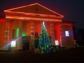 Работники ДК Сунженского района установили новогоднюю елку.