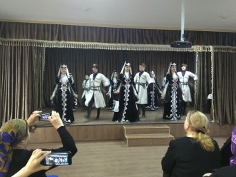 Ансамбль "Сийг" ДК с.п. Троицкое поздравил матерей  в г. Сунже