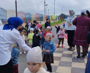 В Али-Юрте поздравили воспитателей детского сада