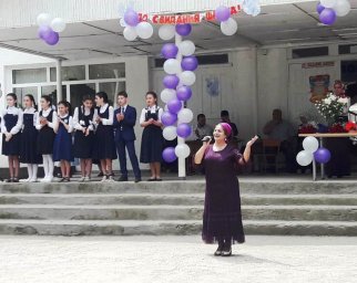 Солисты КДЦ г. Малгобек поздравили выпускников с последним школьным звонком
