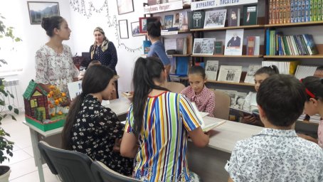 "Мы хотим, чтоб ваше лето было книгами согрето"- под таким девизом проходят встречи с детьми в ДК с.п. Новый Редант