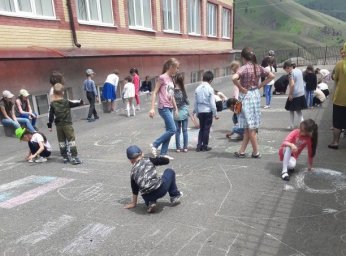 Юные художники Джейраха отметили День России
