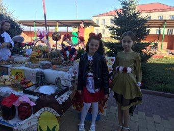 ​Воспитанницы ДК с.п Кантышево приняли участие в  осенней ярмарке
