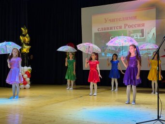 ​В Плиевском Доме культуры чествовали учителей Назрановского района
