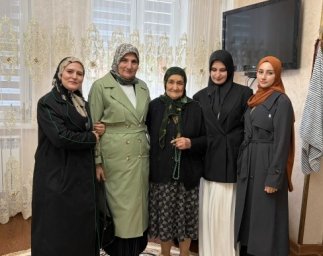 Сотрудники Дома культуры села Галашки поздравили местную жительницу с Днем пожилых людей